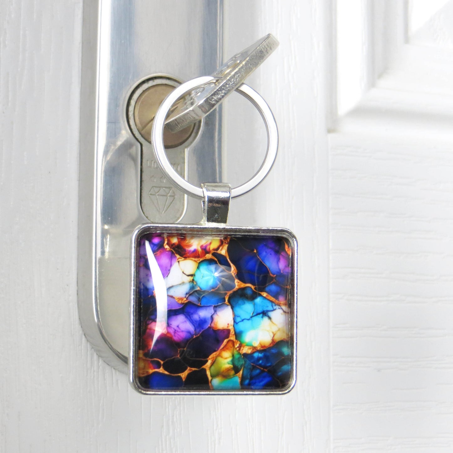 Keyring with a colourful glass domed image