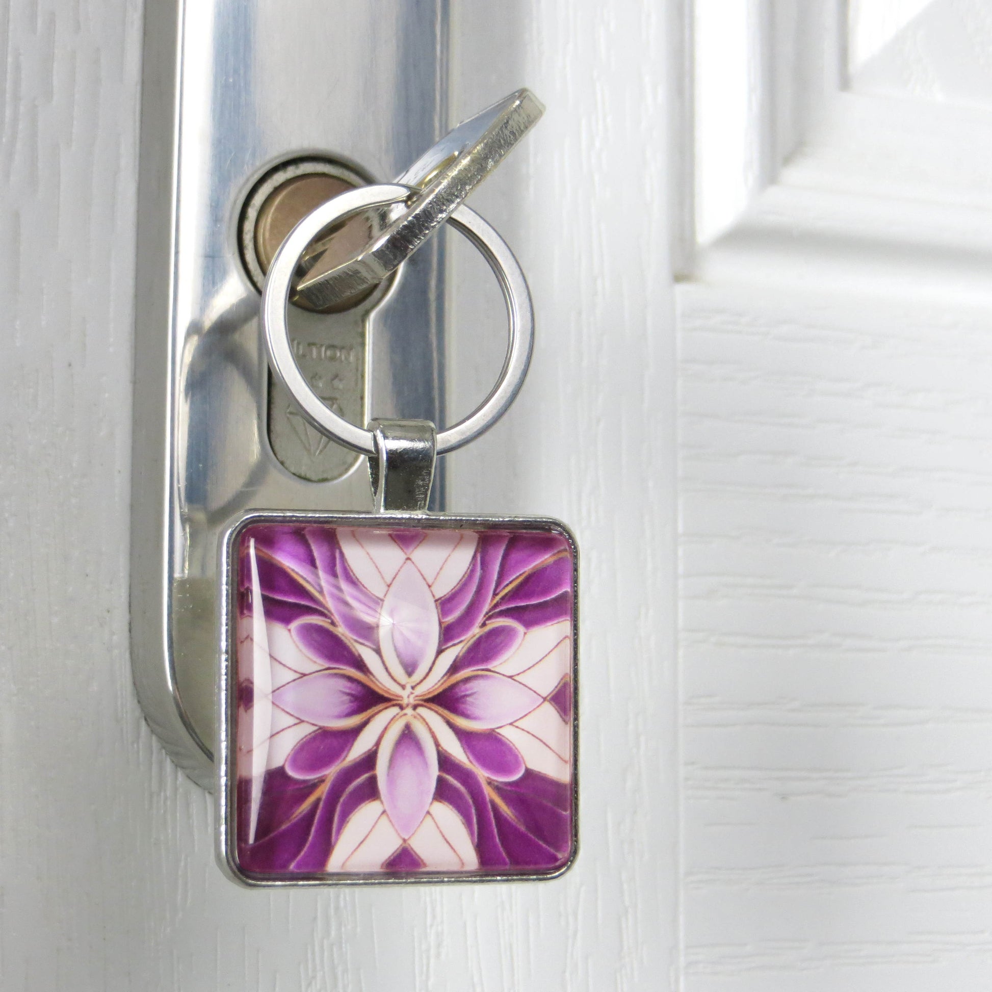 Keyring with a colourful glass domed image